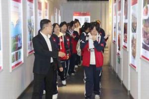 新安职高师生一行赴wending问鼎官方在线入口开展参观实习